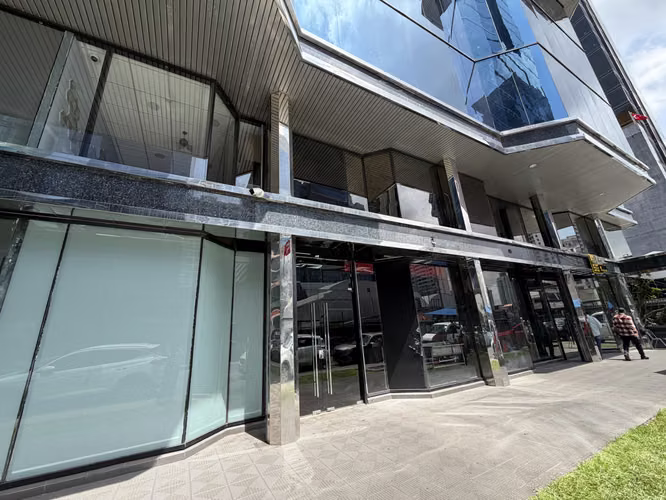 Local Comercial de 447 m² con Doble Altura y Fachada de Vidrio | Plaza Obarrio