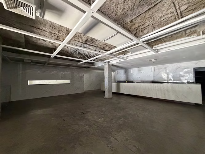 Local Comercial de 447 m² con Doble Altura y Fachada de Vidrio | Plaza Obarrio
