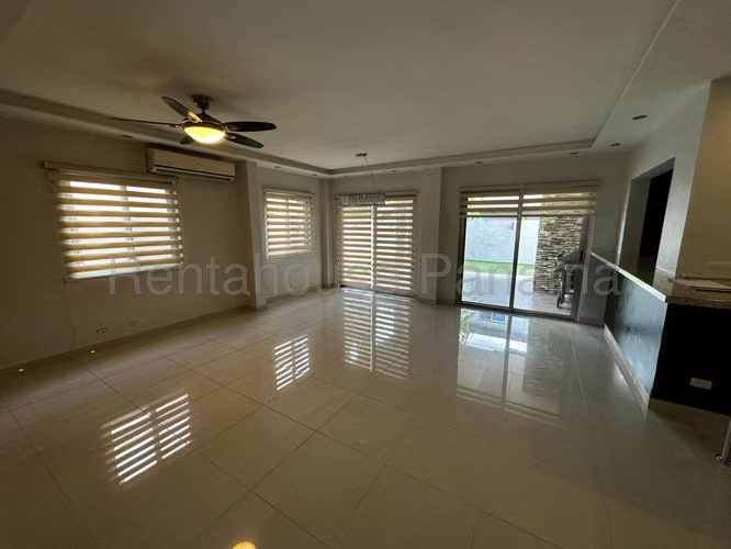 Casa en Venta en Woodlands Panama Pacifico 25YCG8846