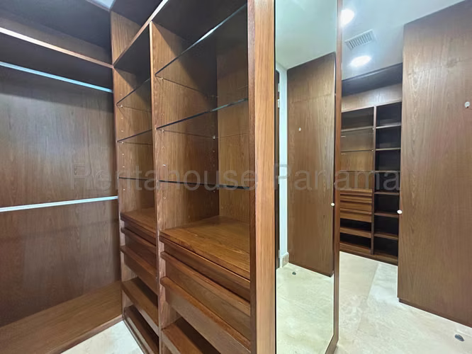 Se Vende Apartamento en Costa del Este LA26-2042