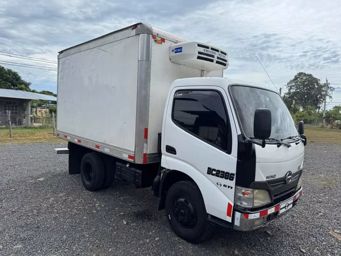 Camión Hino 300