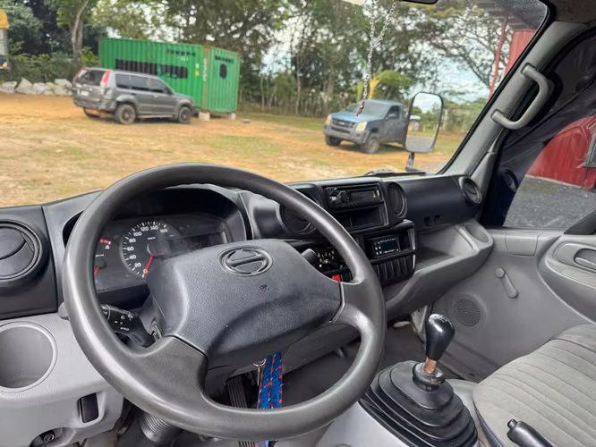 Camión Hino 300