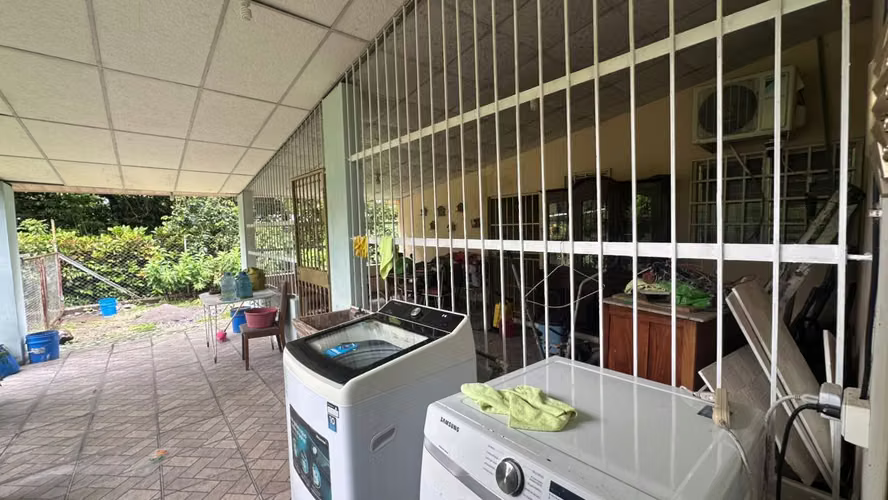 Se vende casa con amplio terreno en Boquerón - Imagen 10