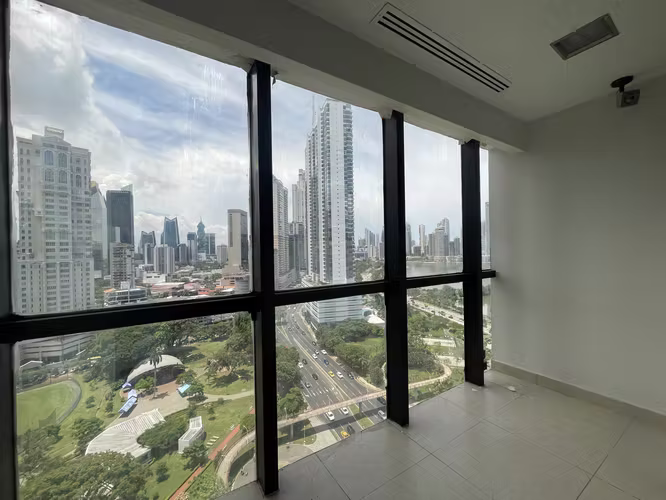 Oficina Remodelada a la Venta - Avenida Balboa -Piso completo