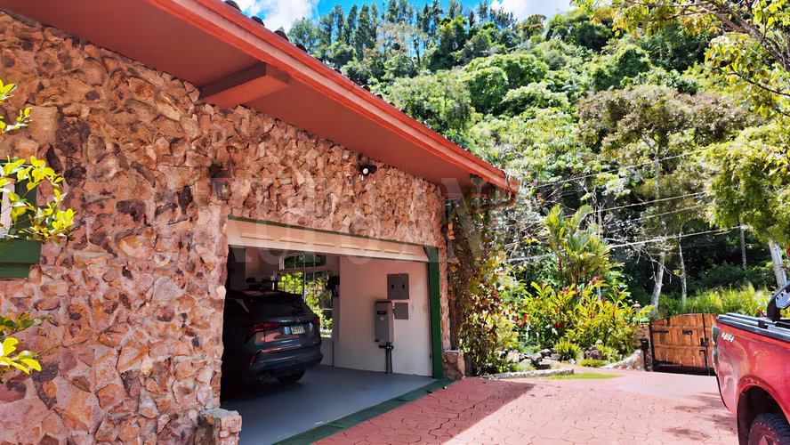 OPORTUNIDAD!!!  Se vende amplia casa con Piscina en Altos del Maria
