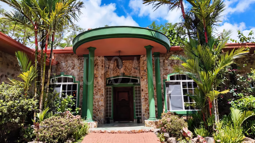 OPORTUNIDAD!!!  Se vende amplia casa con Piscina en Altos del Maria