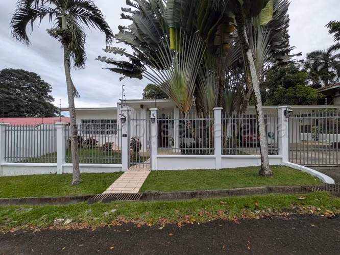 Beautiful House for Sale in Curundu 26*2744Mfk