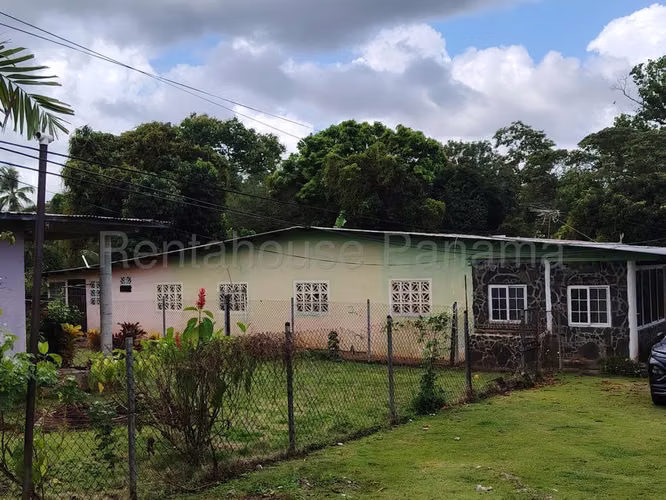 VENTA TERRENO CON CASAS PARA COMERCIO CAPIRA