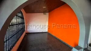 Venta de Casa con 713m2 en San Francisco 26-8935SR