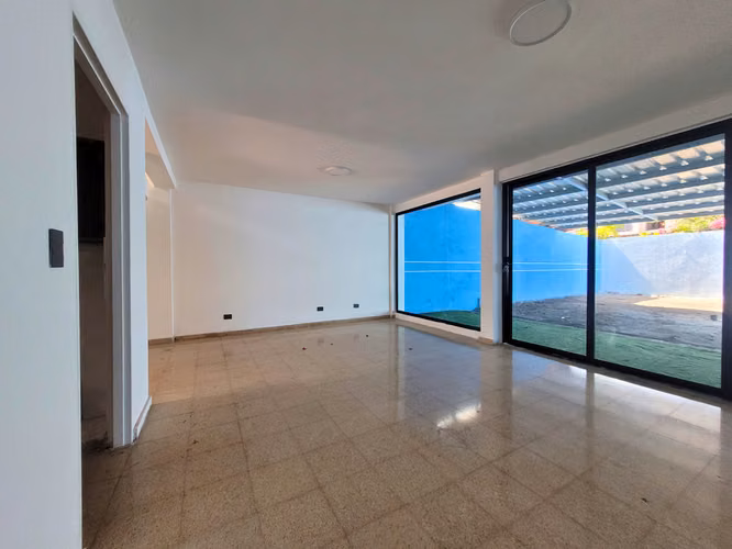 Propiedad Comercial o Residencial sobre Vía Principal en Chanis