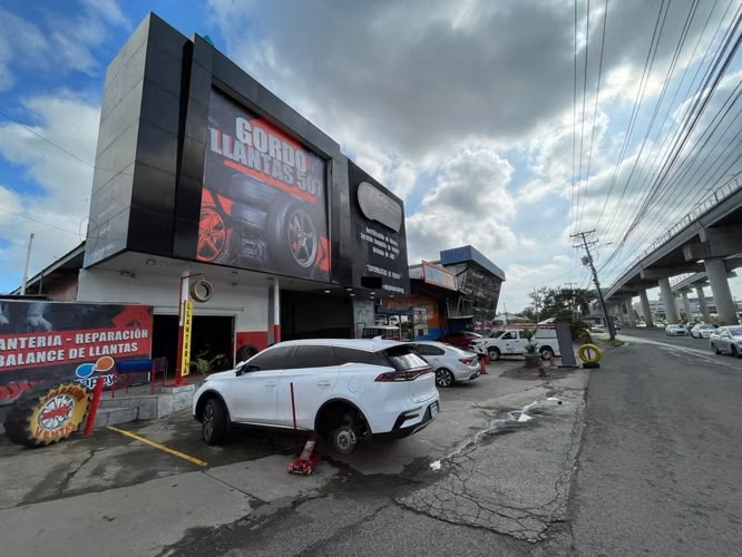 SE VENDE CENTRO AUTOMOTRIZ 400M EN VILLA LUCRE VIA PRINCIPAL