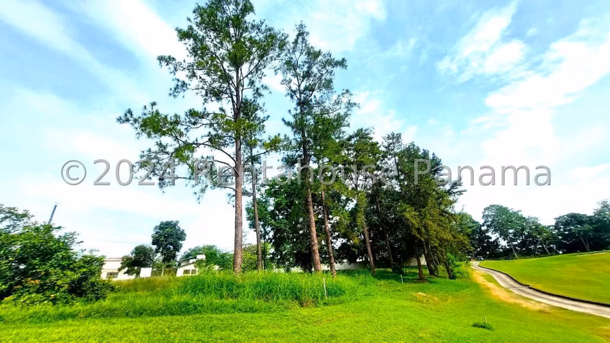 Vendo Terreno en CLUB DE GOLF de Brisas Del Golf OF 26-4491