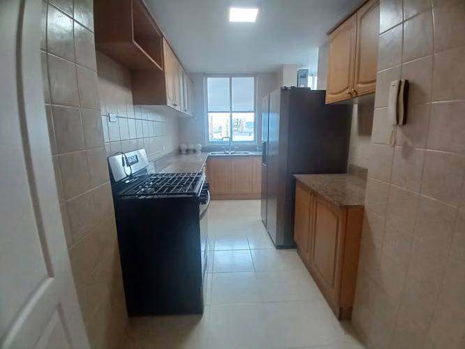 Elegante Residencia en Piso Alto con Amenidades Premium en una Ubicación Privilegiada