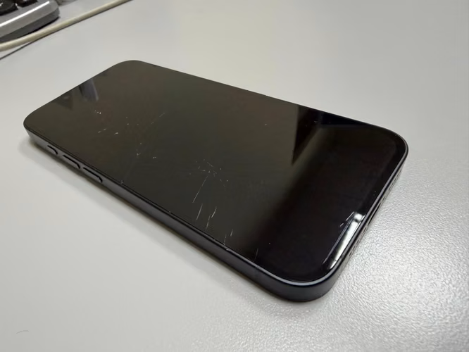 Iphone 16e pantalla rajada funcional