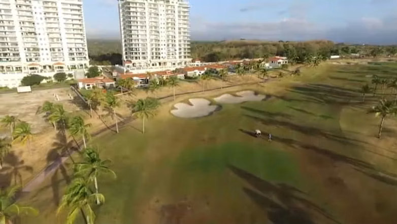 Exclusivo Terreno de Gran Escala para Proyecto Residencial en Entorno de Golf, Marina y Playa