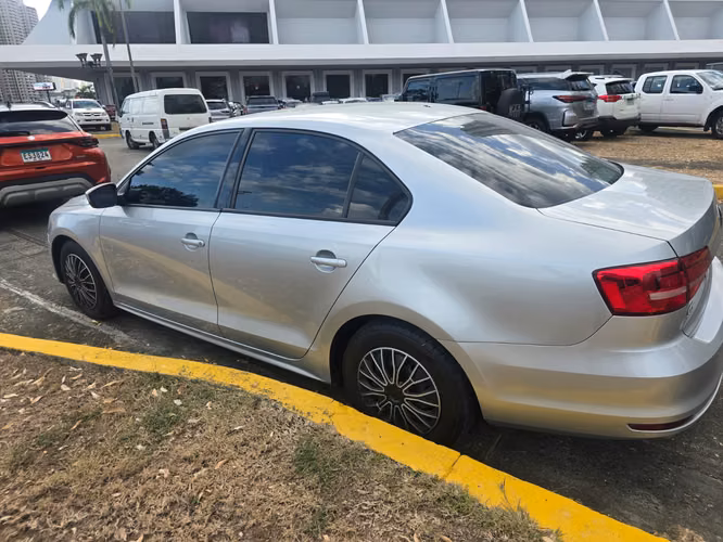 VOLKSWAGEN JETTA 2015 – ¡Excelente Estado y Listo para Traspaso!