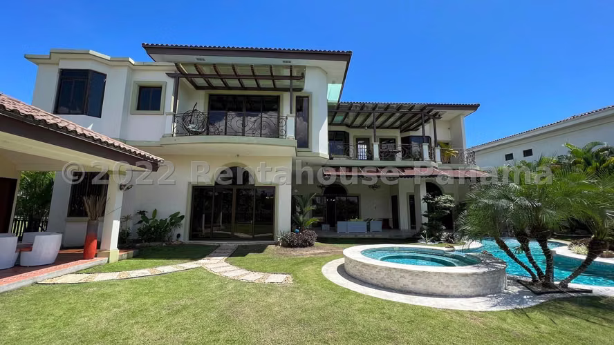 House for sale with luxury finishes in Santa Maria 23*4194Mfk