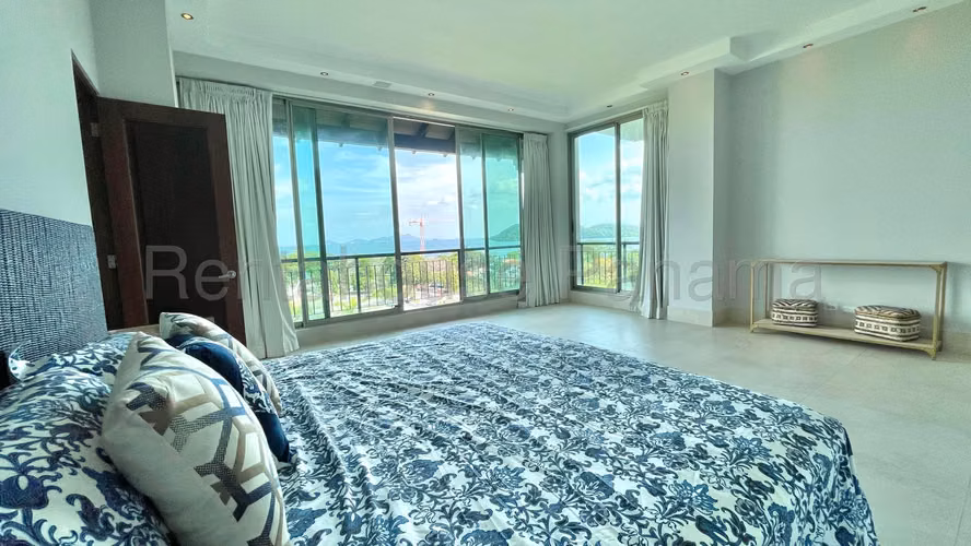 Venta de Apartamento Con Amplia Terraza y Vista al Mar 26*8205Mfk