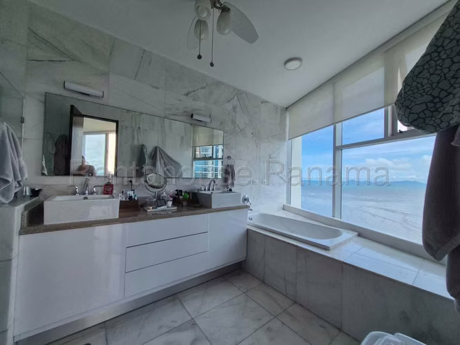 Se Alquila Apartamento en Costa del Este VLU26-8952