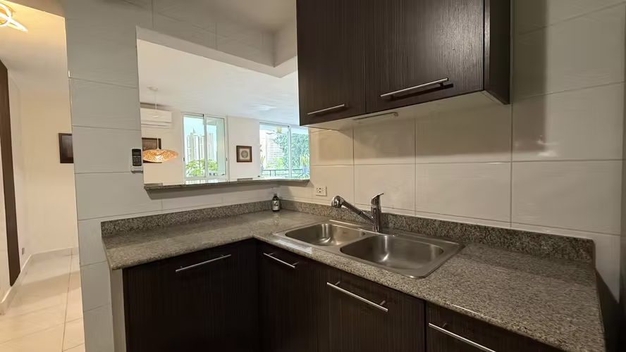 Se Alquila Apartamento de 2 recámaras, 2 baños, balcón, full amoblado - Imagen 8