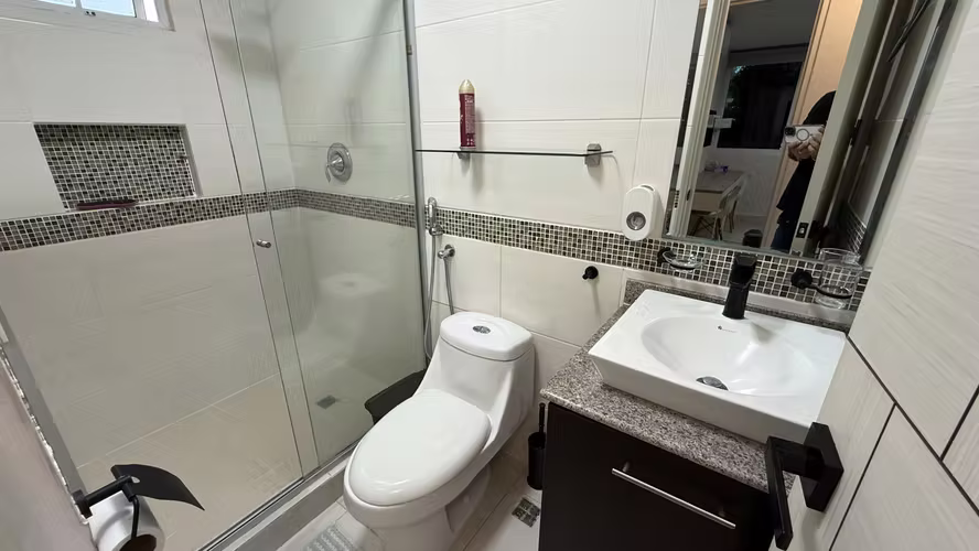 Se Alquila Apartamento de 2 recámaras, 2 baños, balcón, full amoblado - Imagen 12