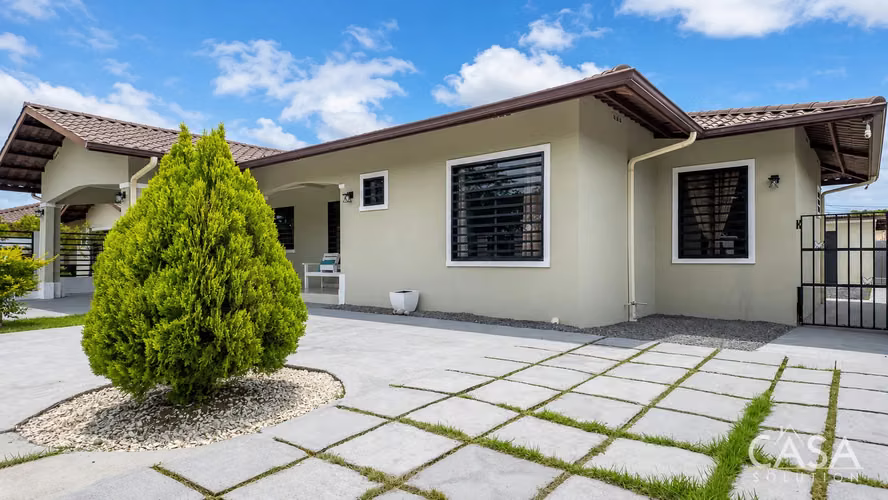 Casa de 3 Recámaras Completamente Cercada en Venta en la Comunidad Las Colinas, David - Imagen 3
