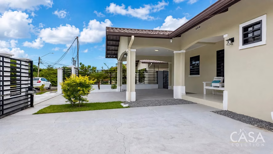 Casa de 3 Recámaras Completamente Cercada en Venta en la Comunidad Las Colinas, David - Imagen 2