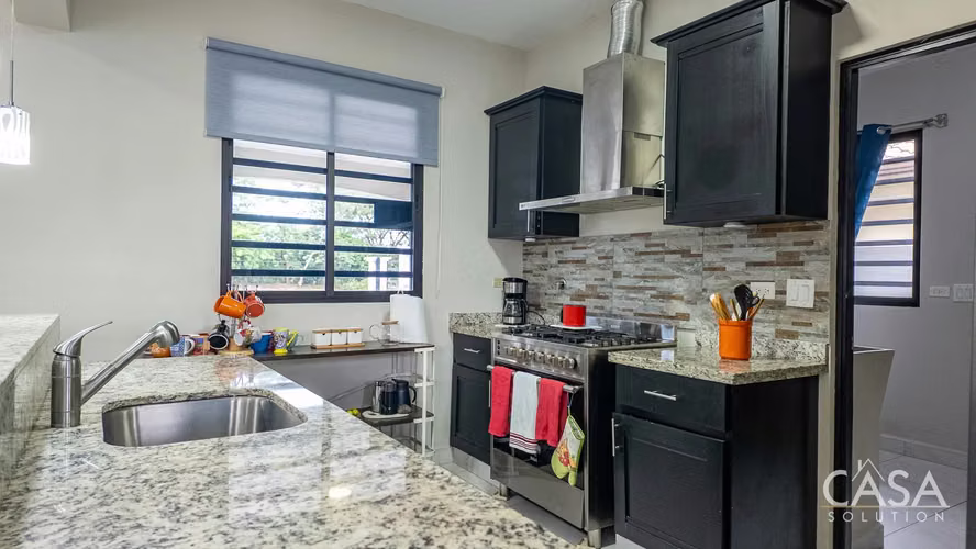 Casa de 3 Recámaras Completamente Cercada en Venta en la Comunidad Las Colinas, David - Imagen 8