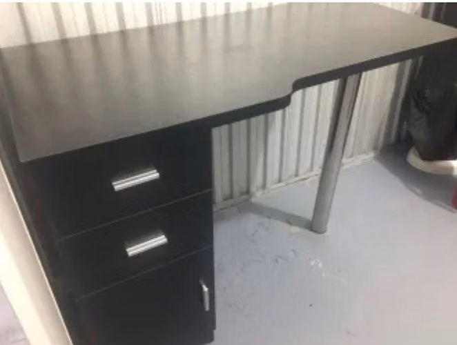 Mesa para manicura de madera fija. “Súper Rebajada”