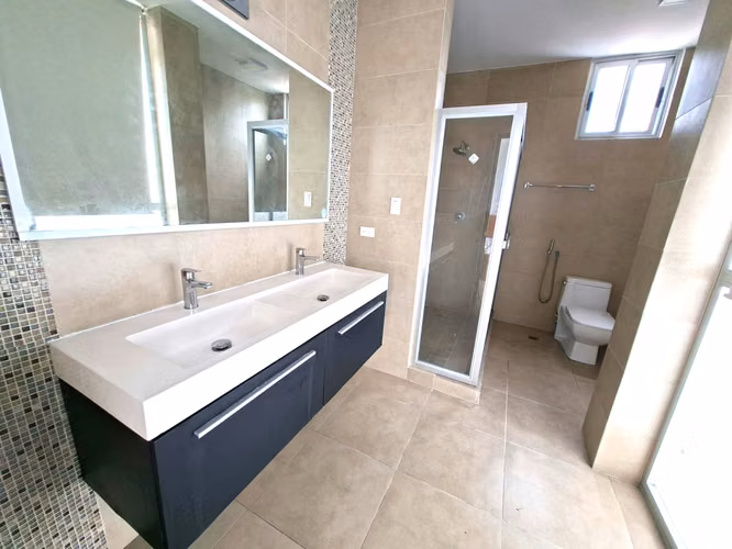 27685. Se vende apartamento amoblado 154m, 3 recamaras, 3.5 baños.