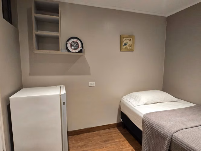 Habitación amoblada en Obarrio con aire acondicionado y nevera - Imagen 6