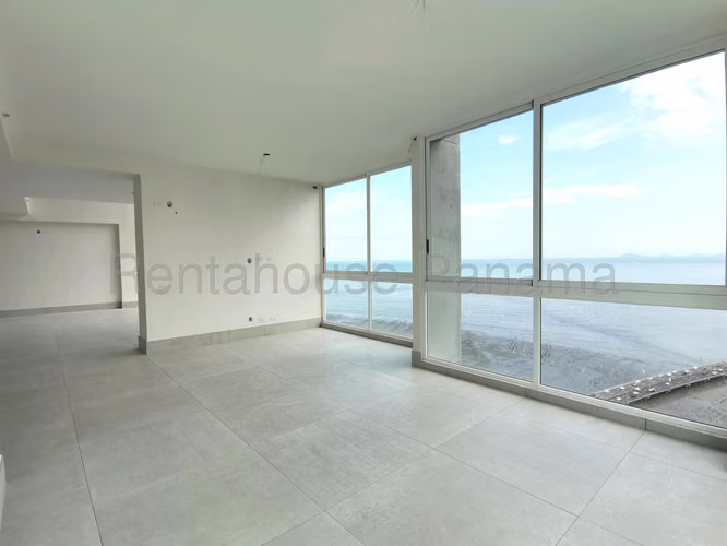 Venta de  Penthouse en Costa del Este excelente oportunidad