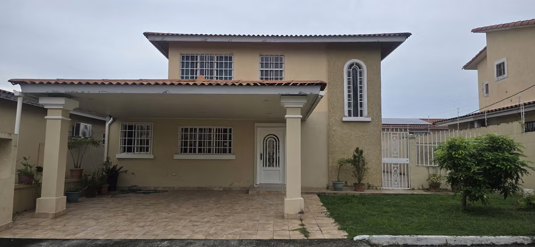 Vendo casa en Villa Lido / Brisas del Golf de 2 niveles