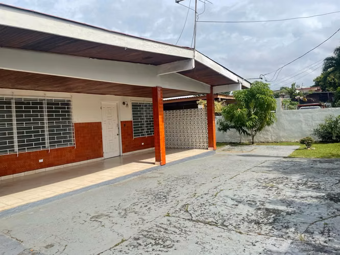 EN VENTA AMPLIA CASA / 3 RECAMARAS / TERRENO DE 880 m²