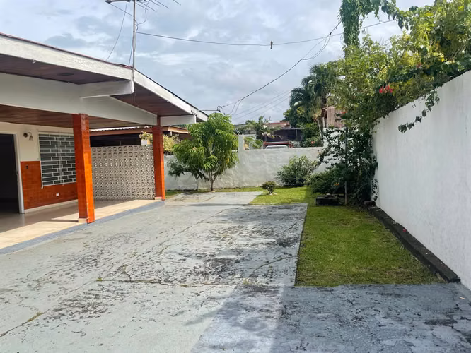 EN VENTA AMPLIA CASA / 3 RECAMARAS / TERRENO DE 880 m² - Imagen 2