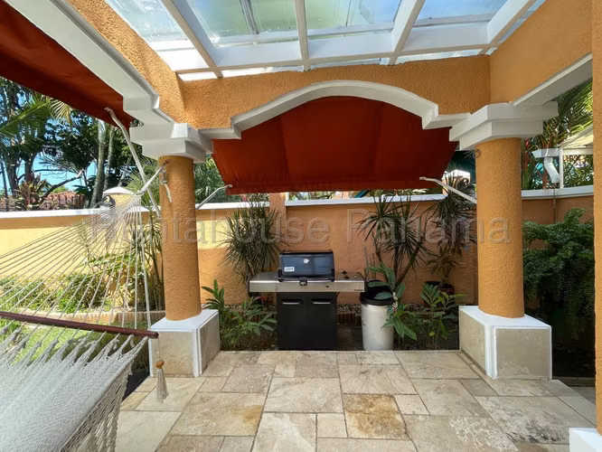 Se Alquila Casa en Clayton VLU26-8985