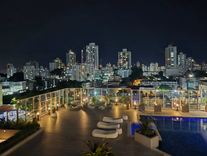 Apartamento con vista panoramica de la ciudad y a la piscina