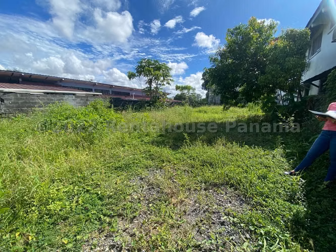 Vendo Terreno en Parque Lefevre OF