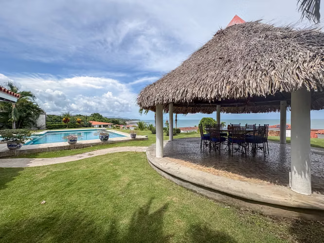 Villa de Lujo con Vistas al Golf y al Mar en Alquiler en Vista Mar - Imagen 2