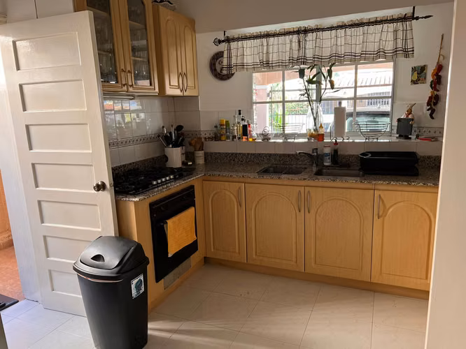 EPG Vende: Elegante residencia de dos niveles en Fuente del Fresno – Exclusividad y confort