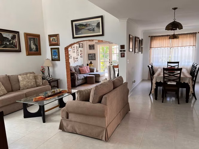 EPG Vende: Elegante residencia de dos niveles en Fuente del Fresno – Exclusividad y confort