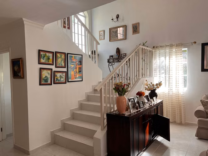EPG Vende: Elegante residencia de dos niveles en Fuente del Fresno – Exclusividad y confort