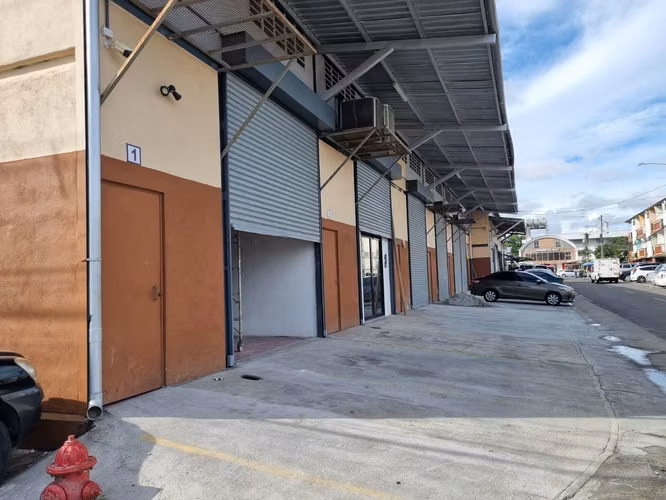 ALQUILO GALERA EN PARQUE LEFEVRE, 115M2, 20MTS DE ALTURA CON PUERTA ENROLLABLE.