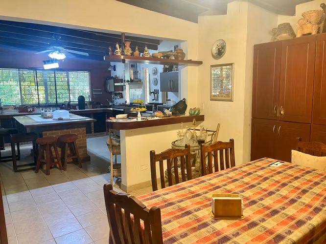 Vive rodeado de naturaleza: Amplia casa en Las Cumbres sobre lote de 3,503 m² – EPG Real Estate