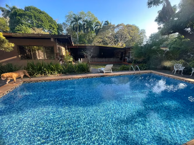 Vive rodeado de naturaleza: Amplia casa en Las Cumbres sobre lote de 3,503 m² – EPG Real Estate
