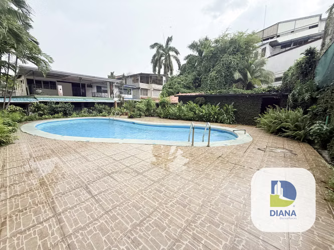 Venta de casa comercial en El Carmen