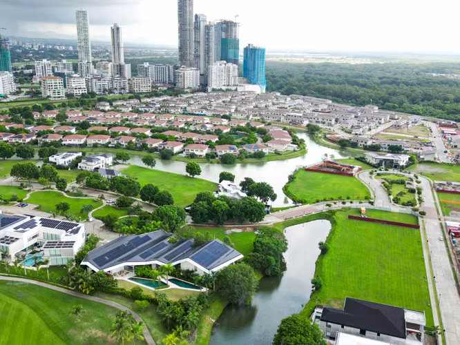 Venta de Terreno en Santa María Golf & Country Club, Península Estate, 2,181m²