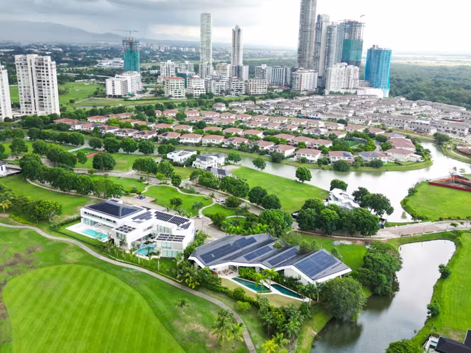 Venta de Terreno en Santa María Golf & Country Club, Península Estate, 2,181m²