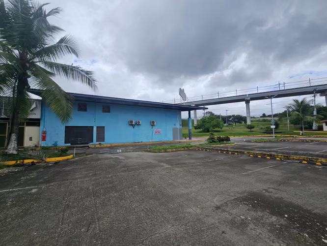local comercial en LA 24 DE DICIEMBRE alado del  Machetazo