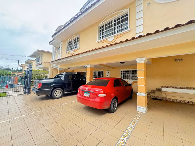 Betania | Casa de 380m2 | 2 niveles | 5 habitaciones | CBE | 3 estacionamientos